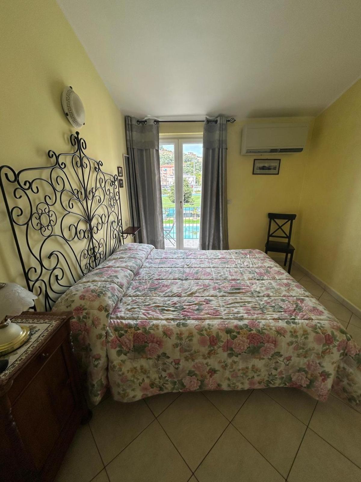 Appartamento Vista mare con Piscina Cala di Sole Imperia Esterno foto
