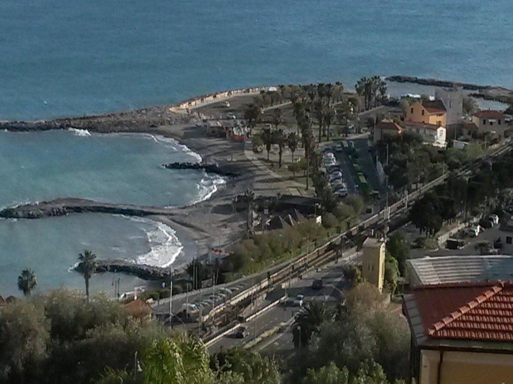 Appartamento Vista mare con Piscina Cala di Sole Imperia Esterno foto