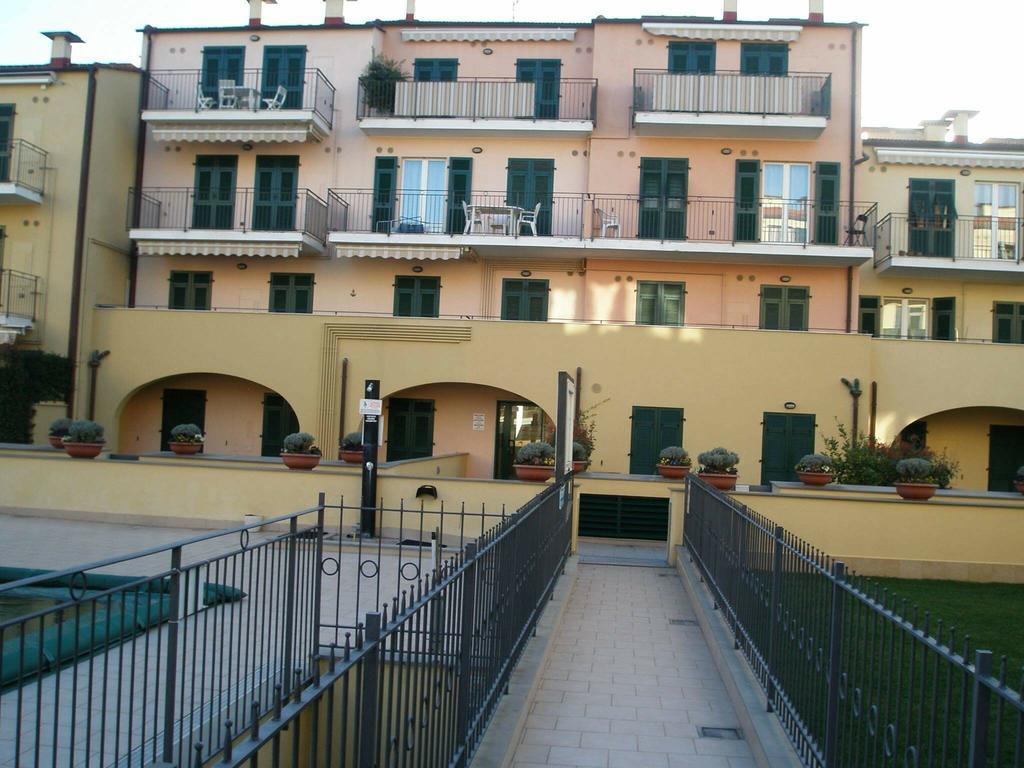 Appartamento Vista mare con Piscina Cala di Sole Imperia Esterno foto